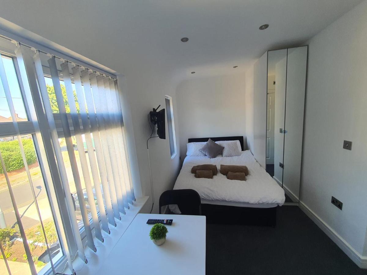 Hotel New Self Contained Flat,In Hayes, Free Parking Northolt  Exterior foto