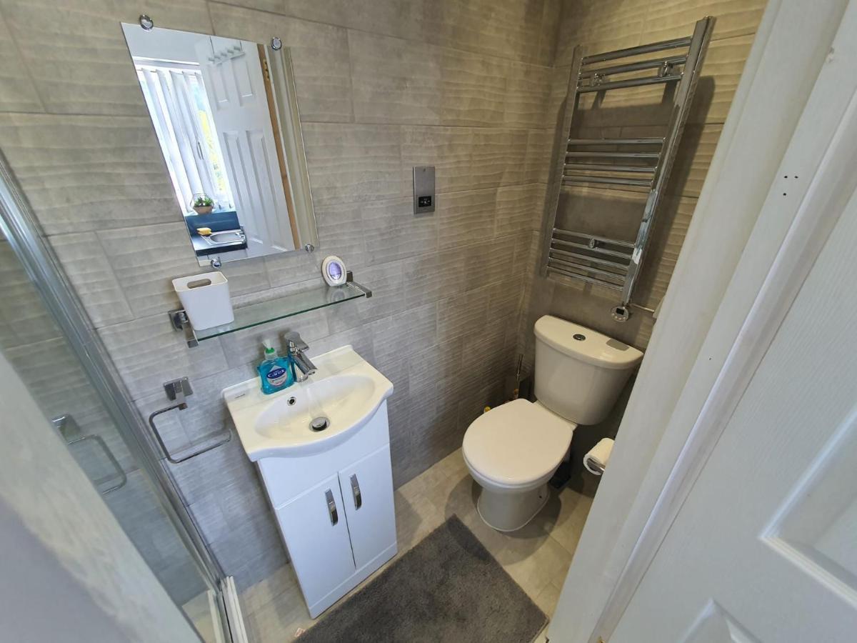 Hotel New Self Contained Flat,In Hayes, Free Parking Northolt  Exterior foto